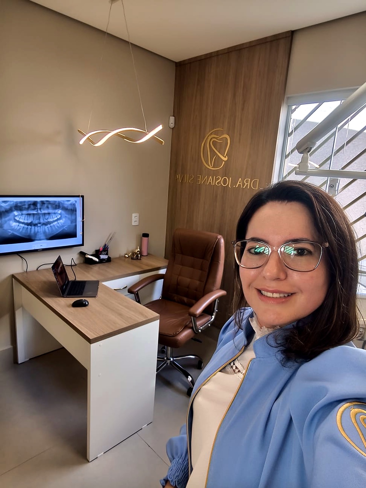 Dra. Josiane mostrando o interior do consultório